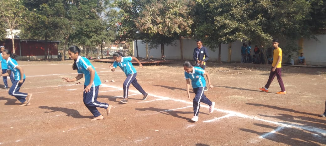 Students in running race